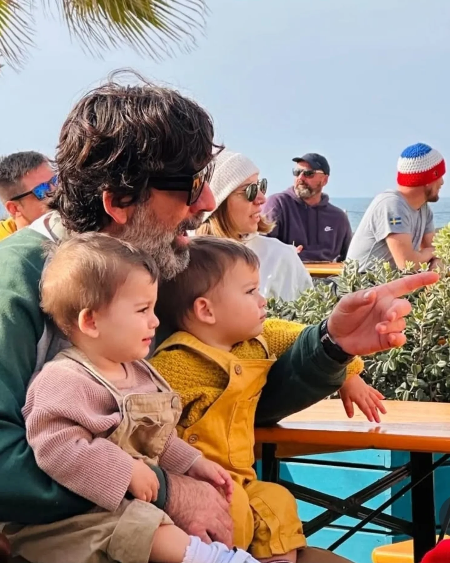 Familia disfrutando del Zoco Palmar frente al mar