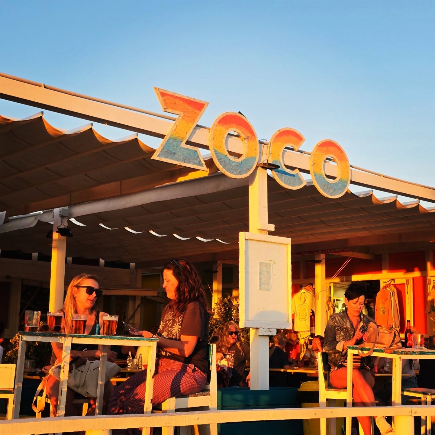 Cartel del Zoco iluminado por el atardecer