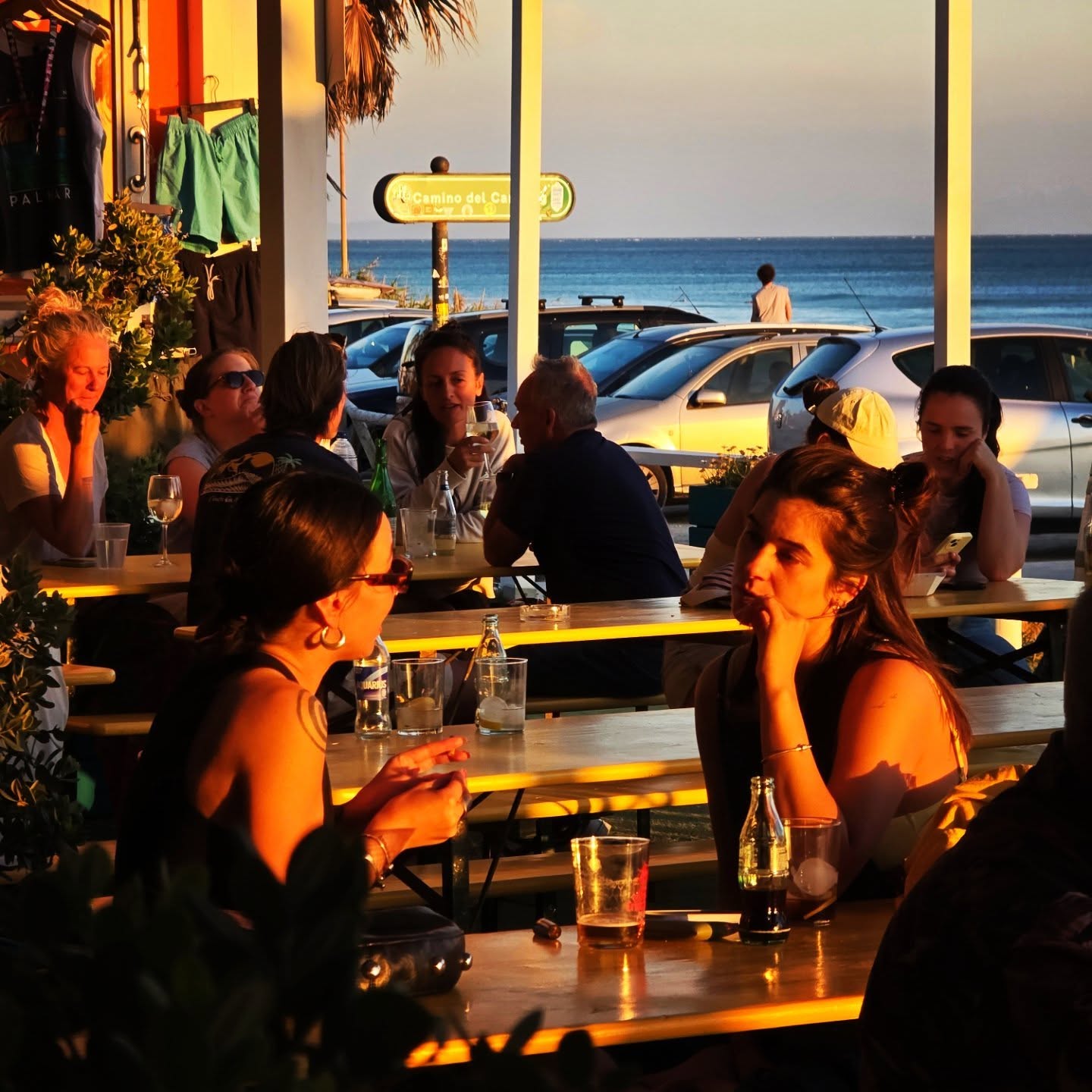 Terraza al atardecer con vistas al mar